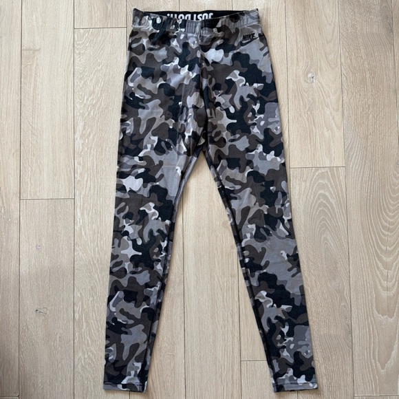 Nike Monochrome Camo Leggings Women’s Size Small - Picture 1 of 11
